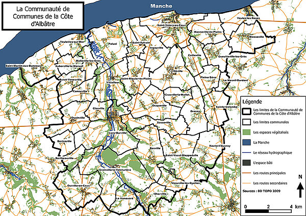 Carte détaillée de la Communauté de Communes de la Côte d'Albâtre, située en Normandie, le long de la Manche. Les limites de la communauté de communes sont représentées par une ligne noire épaisse, tandis que les limites communales sont indiquées par des lignes fines. La carte montre des espaces végétalisés en vert clair et des zones construites en gris. La Manche est représentée en bleu foncé, et les rivières et cours d'eau sont marqués en bleu clair. Les routes principales sont signalées en orange et les routes secondaires en gris clair. Les principales localités incluent Saint-Valery-en-Caux, Cany-Barville, Veules-les-Roses, et Grainville-la-Teinturière.